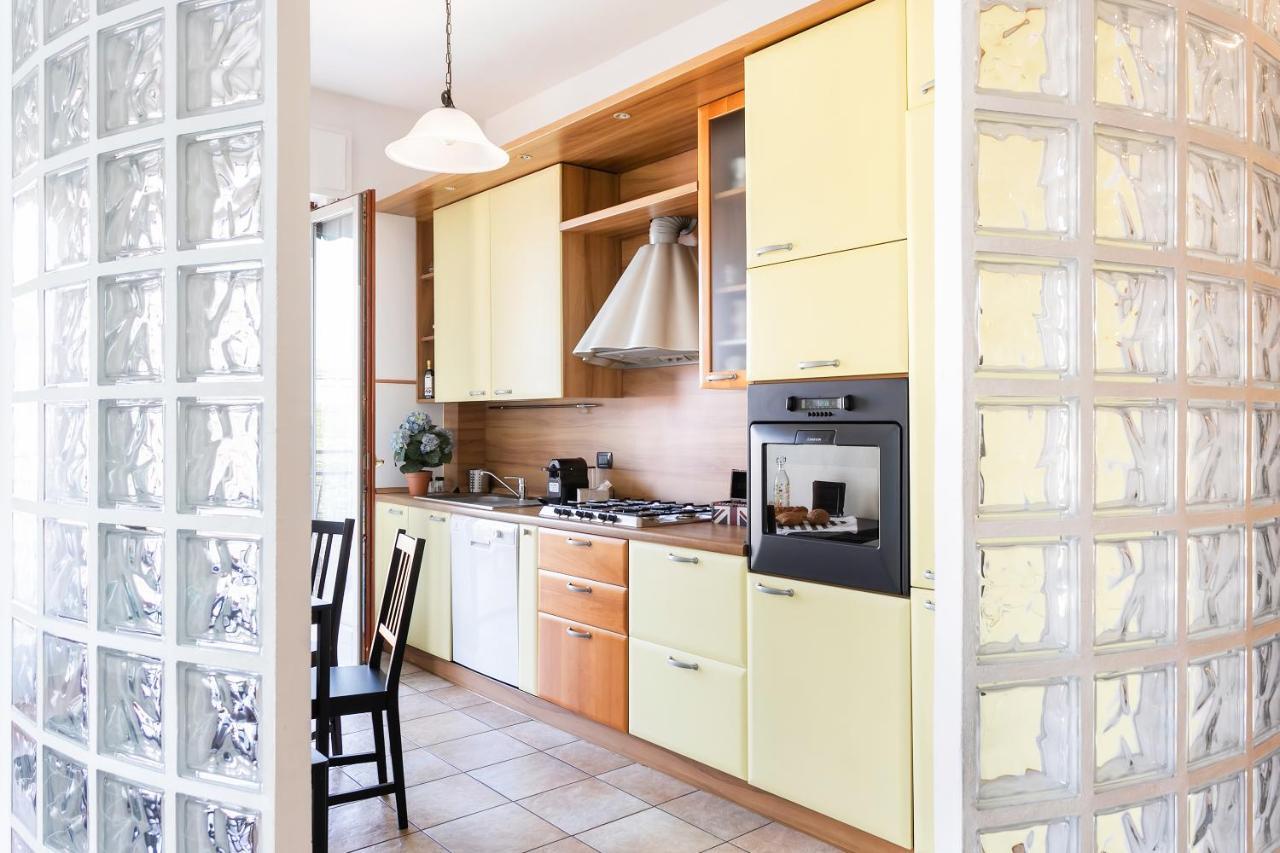 Santa Chiara Apartment By Myhomeincomo Buitenkant foto
