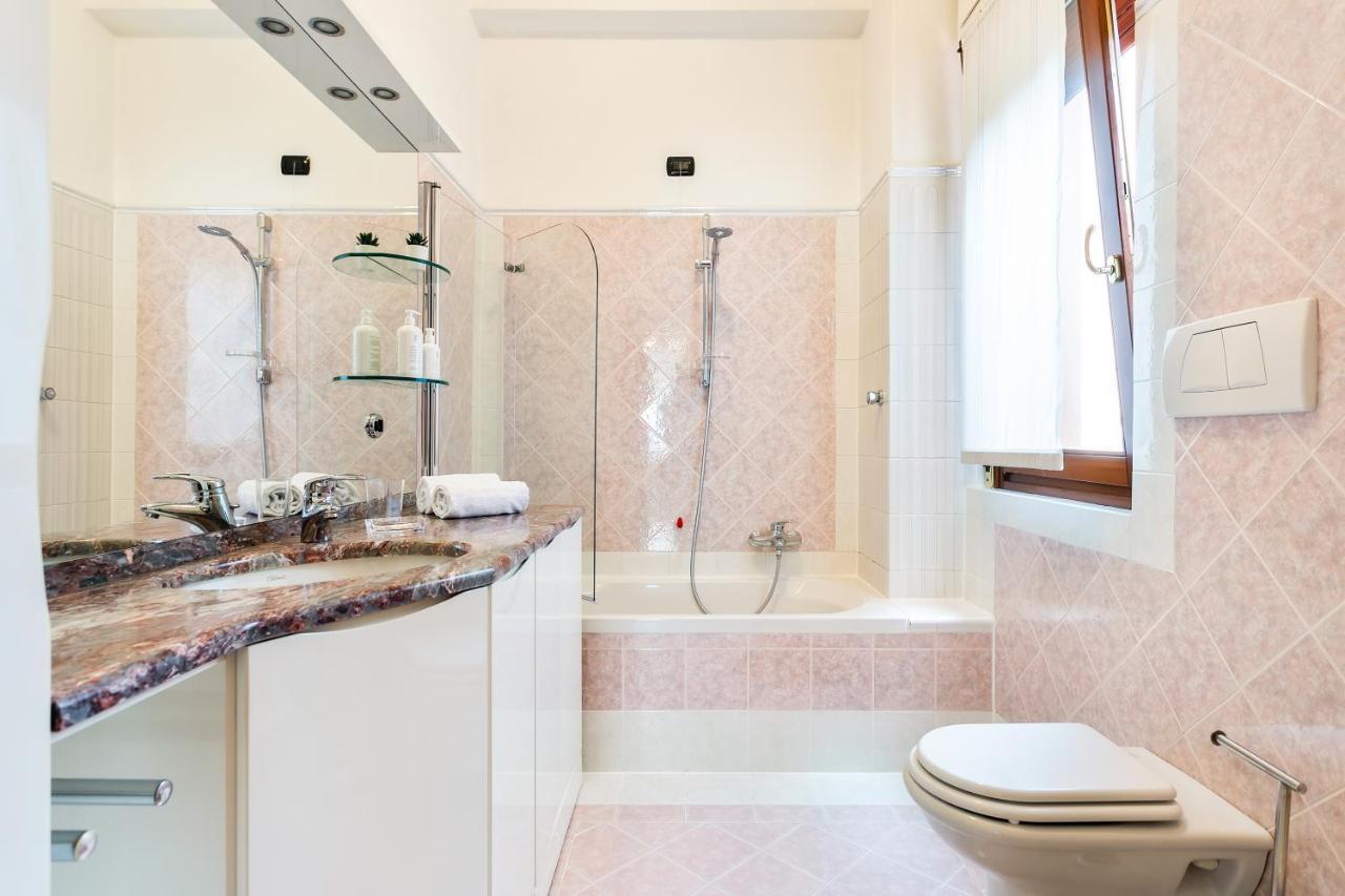 Santa Chiara Apartment By Myhomeincomo Buitenkant foto