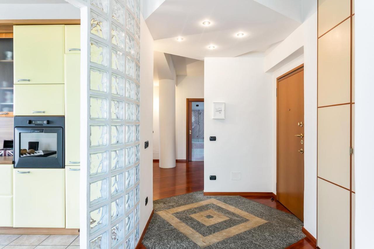 Santa Chiara Apartment By Myhomeincomo Buitenkant foto